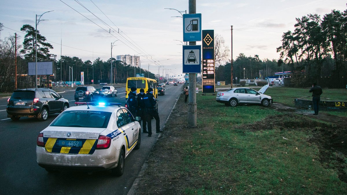 В Киеве на Братиславской Volkswagen съехал с трассы и перевернулся