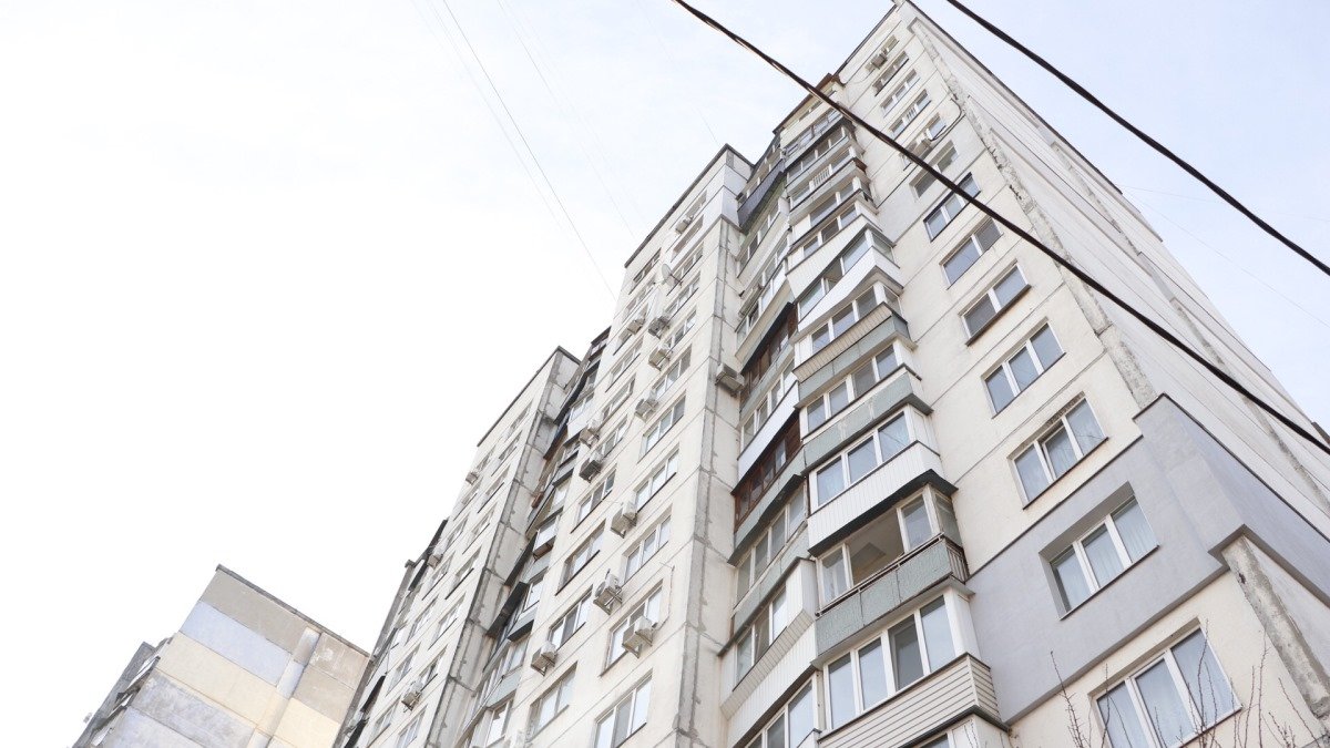 В Киеве на Сырце из окна 10 этажа выпал 14-летний подросток