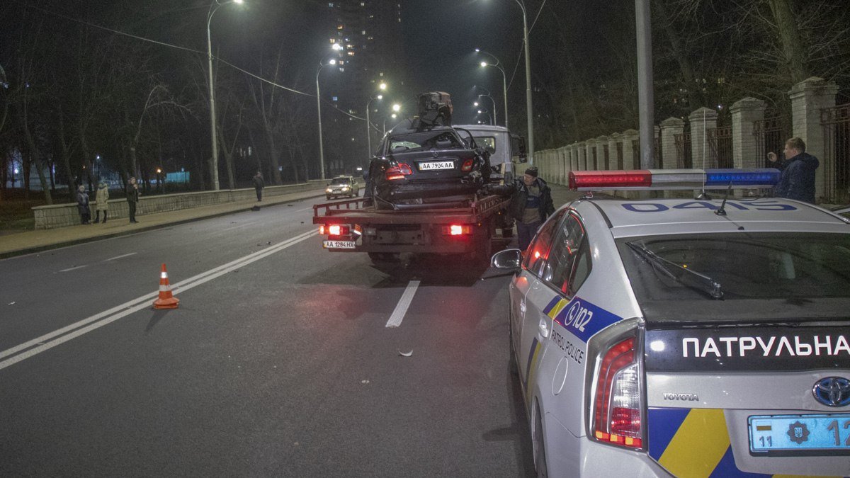 В Киеве на ДВРЗ Mercedes влетел в столб: водитель сбежал