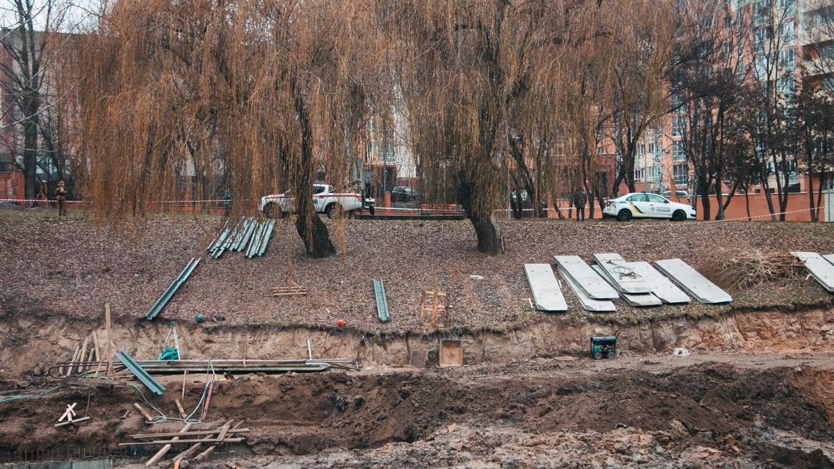 В Киеве в парке "Отрадный" на дне озера нашли кладбище снарядов времен Второй мировой войны