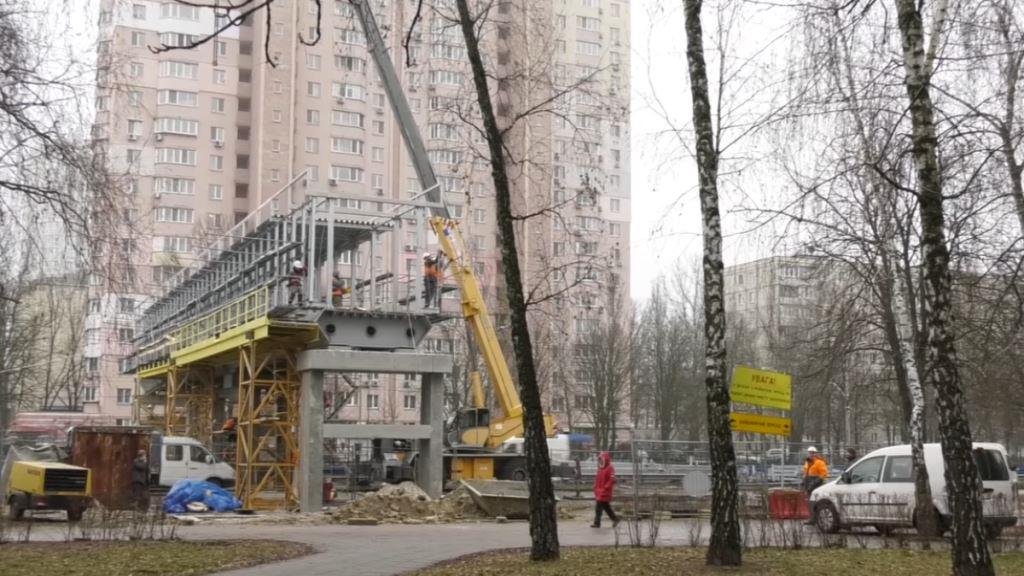 В Киеве на Борщаговке продолжают строить надземные переходы: что там сейчас