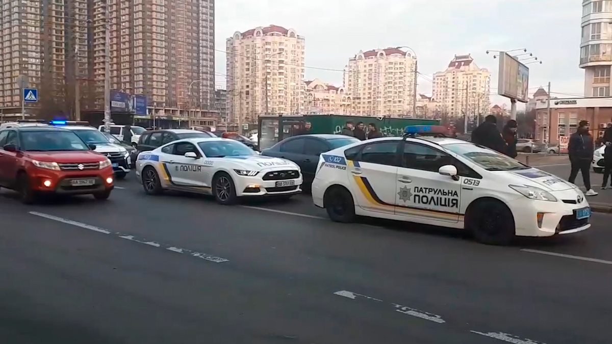 В Киеве патрульные задержали Ford Mustang c мигалкой и полицейскими наклейками