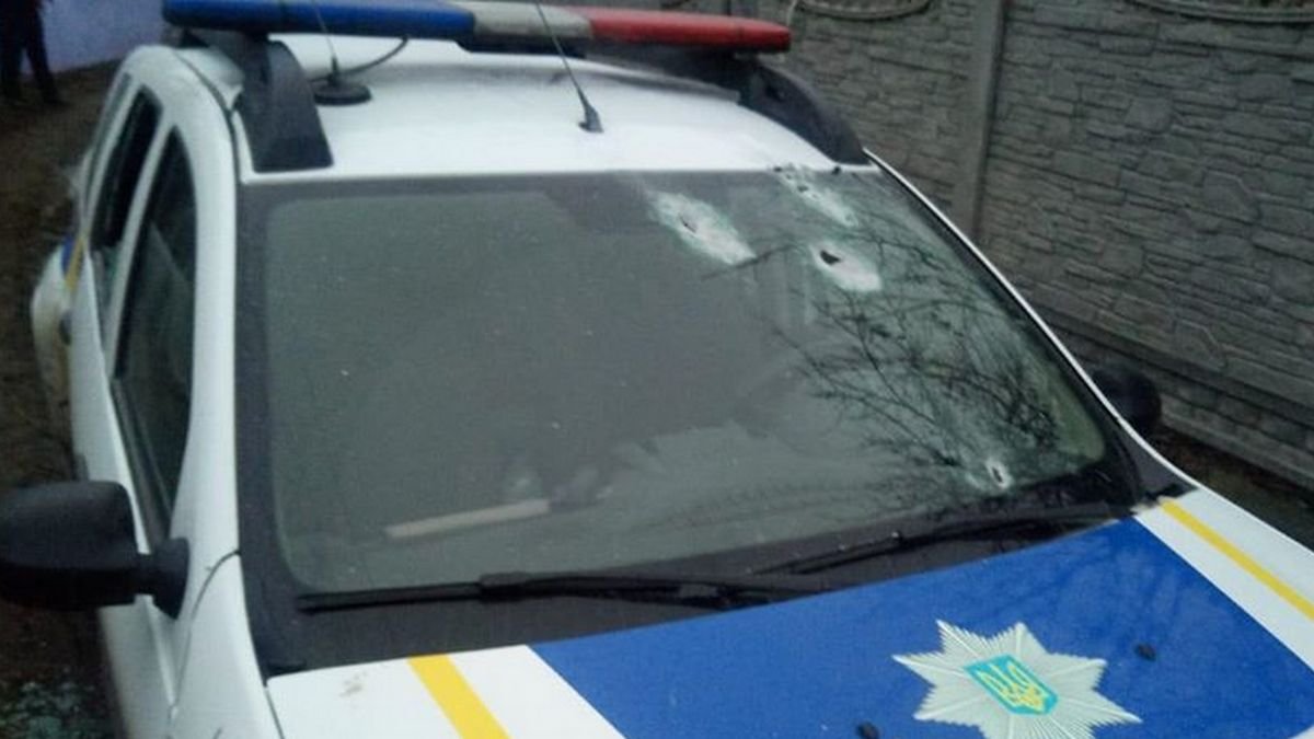 Под Киевом мужчина расстрелял полицейский автомобиль: в области ввели спецоперацию "Гром"