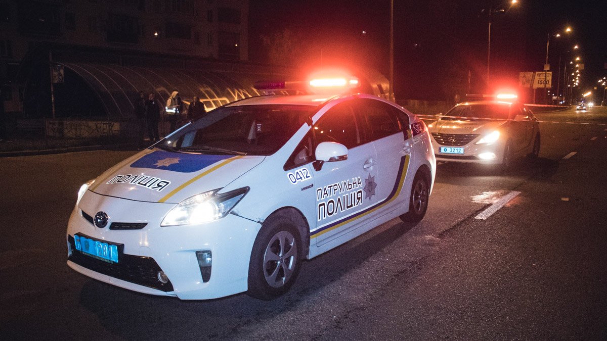 Под Киевом пьяная пассажирка ударила полицейского ногой в голову