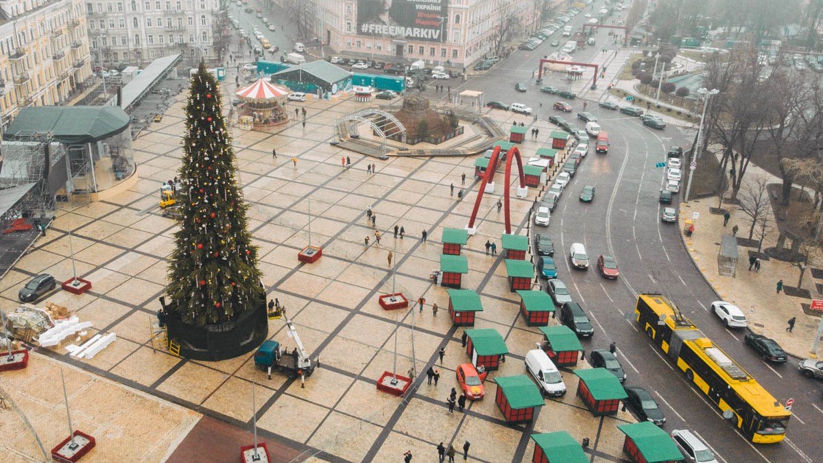 Как выглядит главная елка Украины и что сейчас происходит на Софийской площади
