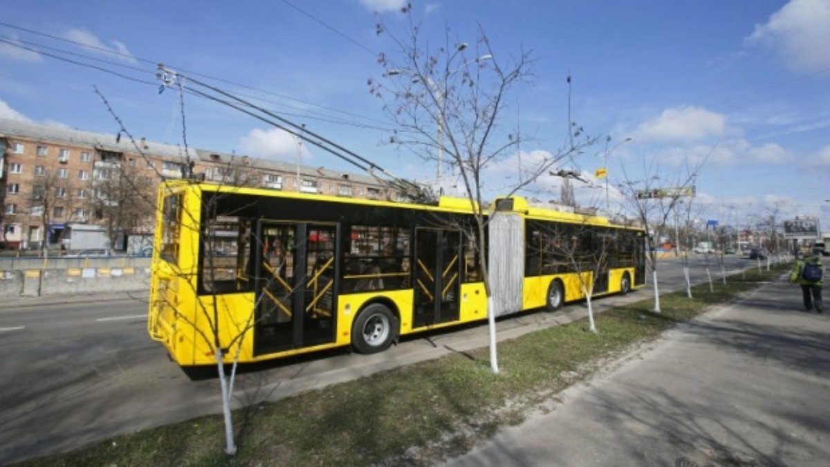 В Киеве на выходных 4 автобуса и 2 троллейбуса изменят маршруты из-за ярмарки