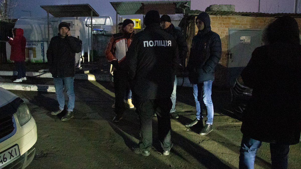 Под Киевом депутат, которого Зеленский назвал разбойником, и ветераны АТО блокируют снос незаконной заправки и угрожают следователям