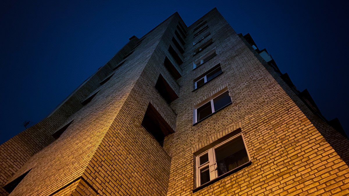 В Киеве из окна 10 этажа выпрыгнула молодая мама