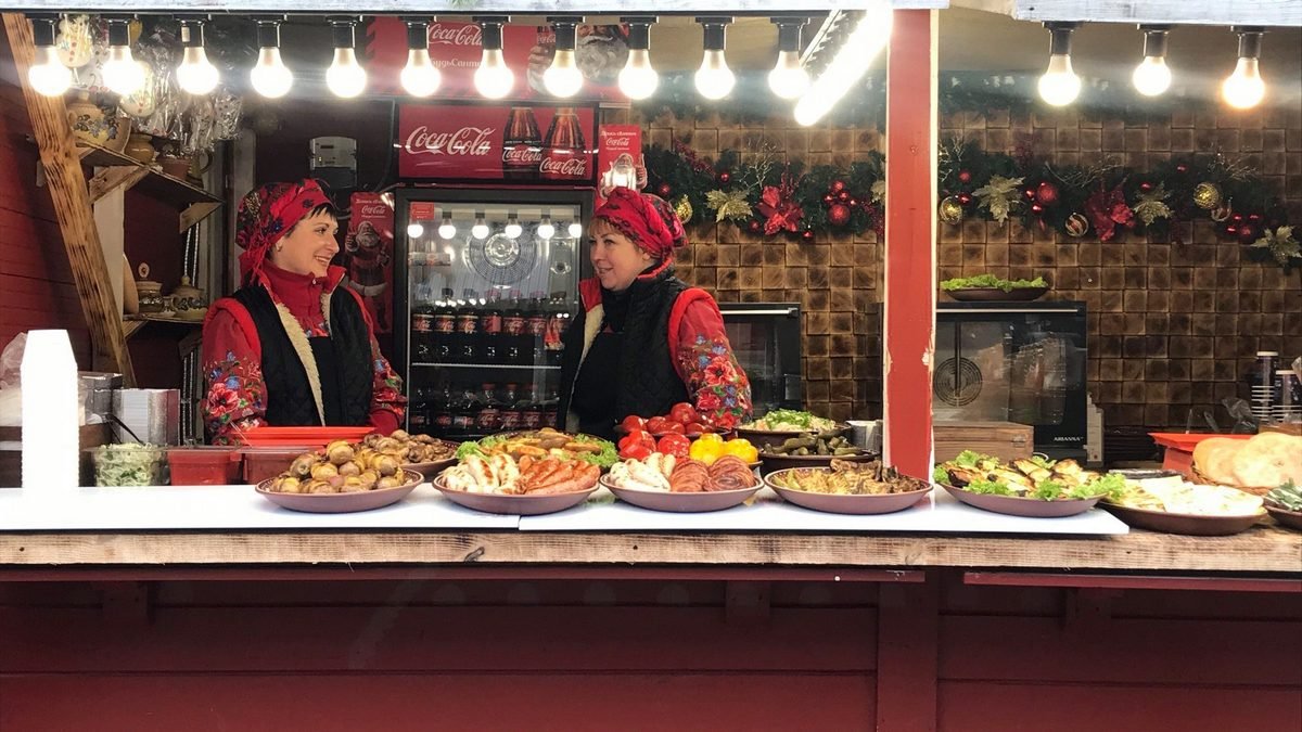 В Киеве возле главной елки страны поставили Щелкунчика и открыли новогоднюю ярмарку