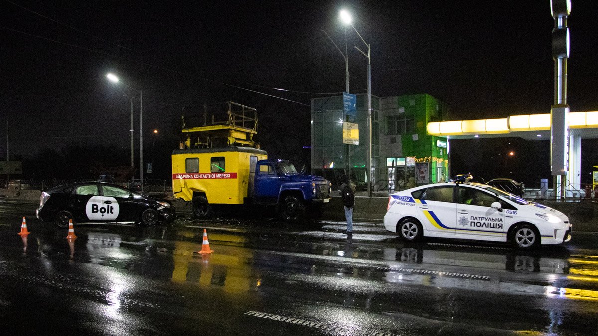 В Киеве на Бандеры Toyota Prius влетела в вышку коммунальщиков: пострадала девушка