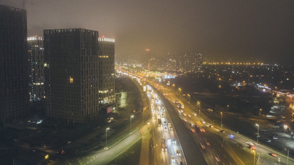 Киев не спит: как выглядит ночная столица в туманной мгле