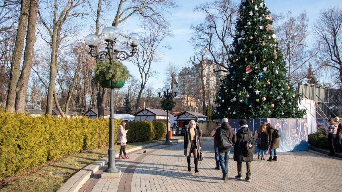 В Киеве в парке Шевченко открыли новогодний городок магии "Йоль" с бесплатным катком