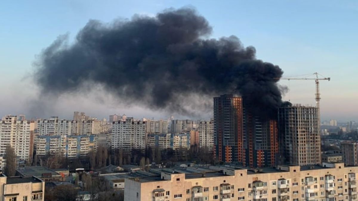 В Киеве на Минском массиве виден густой столб дыма: что горит