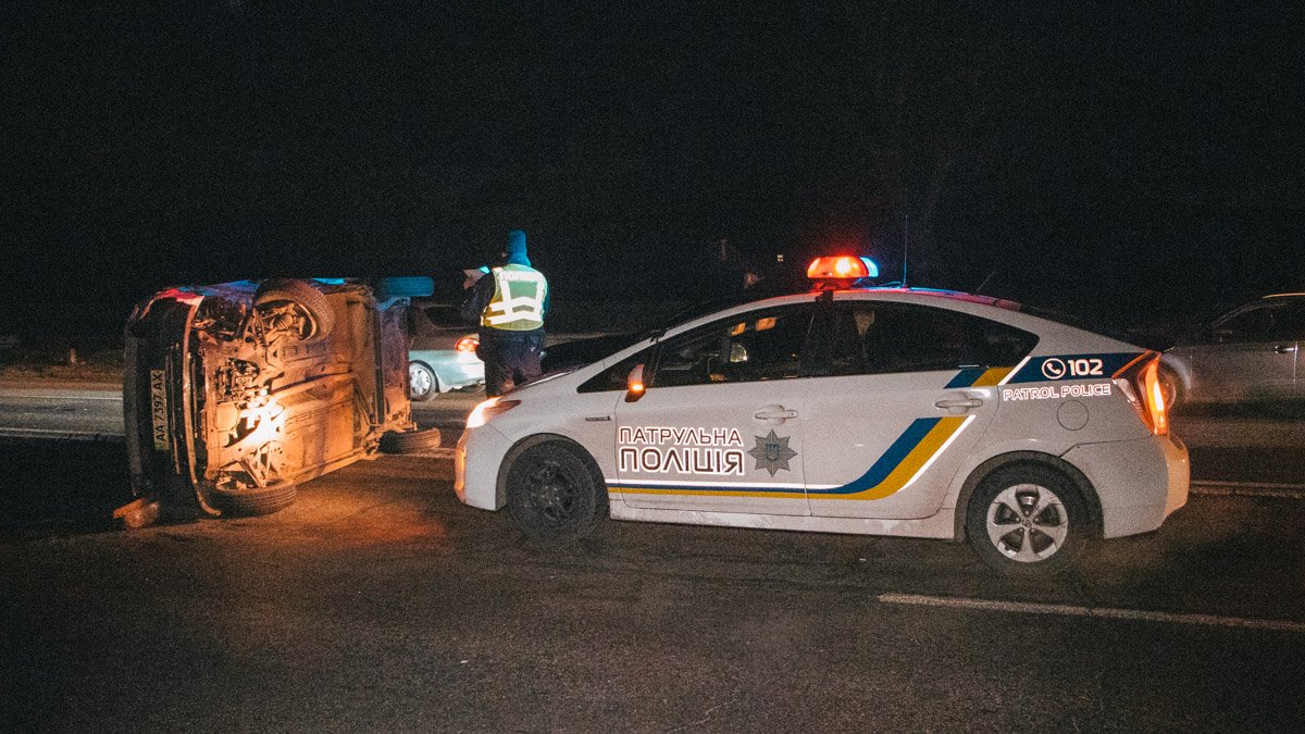 В Киеве на Столичном шоссе Land Cruiser танком прошелся по автомобилям: Cherry слетел с дороги, Renault перевернулся