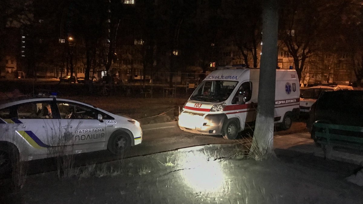 В Киеве на Теремках во дворе 9-этажного дома нашли труп молодого парня