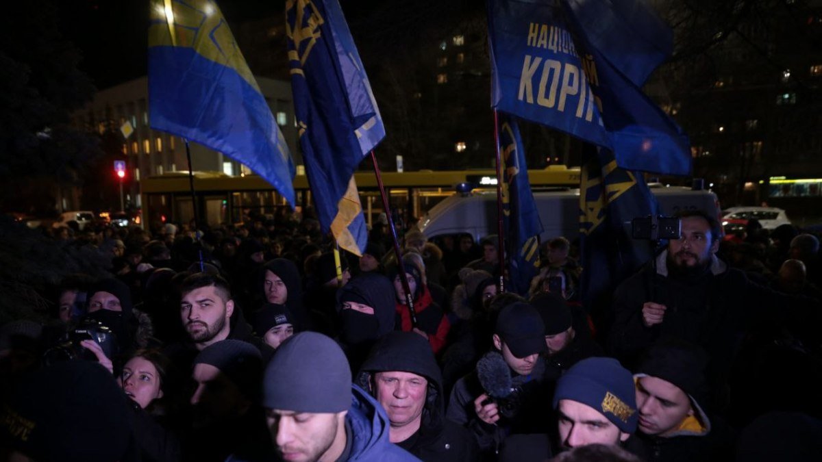 В Киеве Нацкорпус пришел под Печерское отделение полиции, чтобы вызволять задержанных