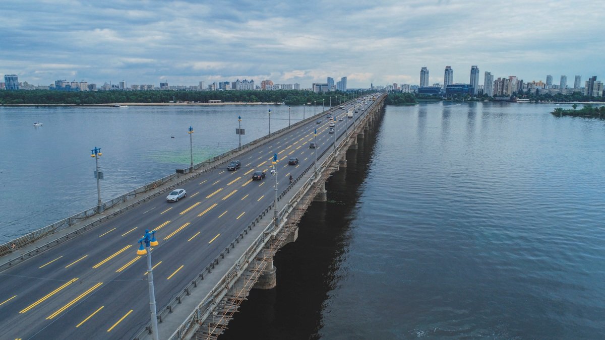 В Киеве из-за аварийной просадки дороги на мосту Патона ограничат движение: подробности