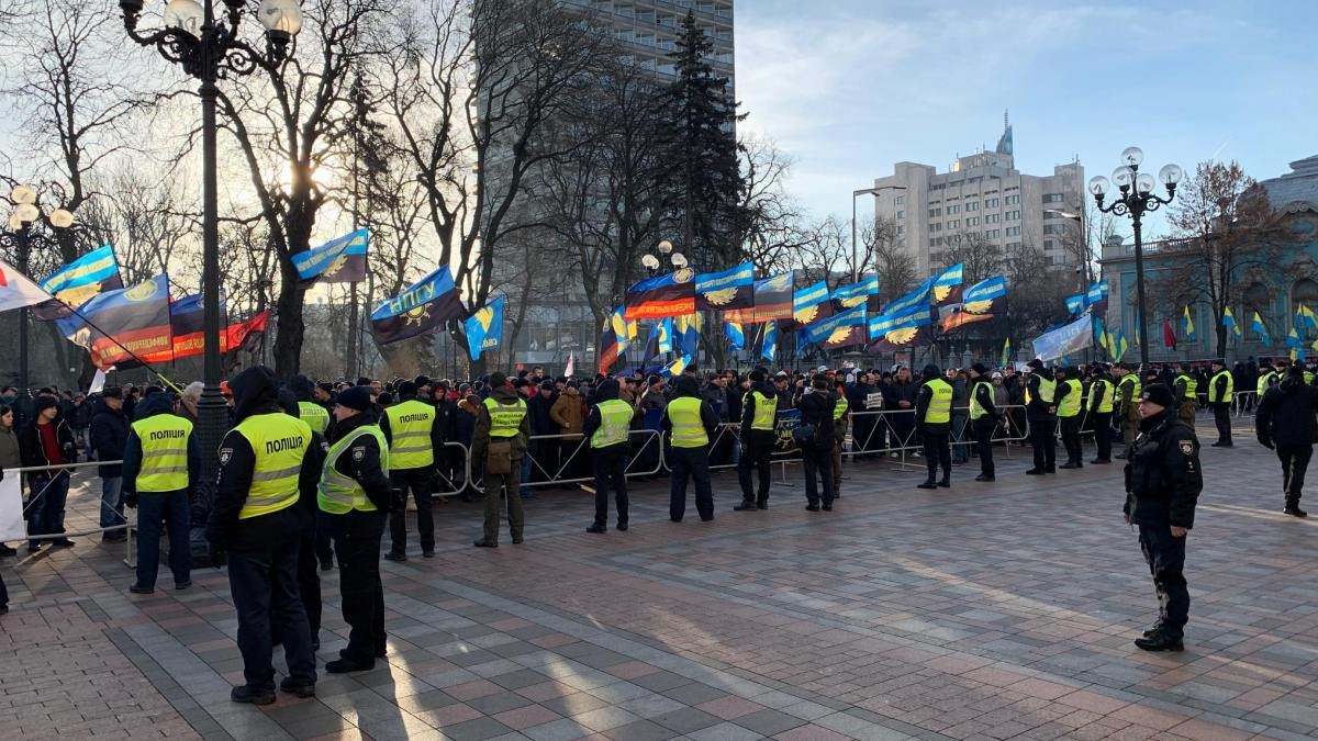 Утро под Радой: что происходит в центре Киева на следующий день после стычек