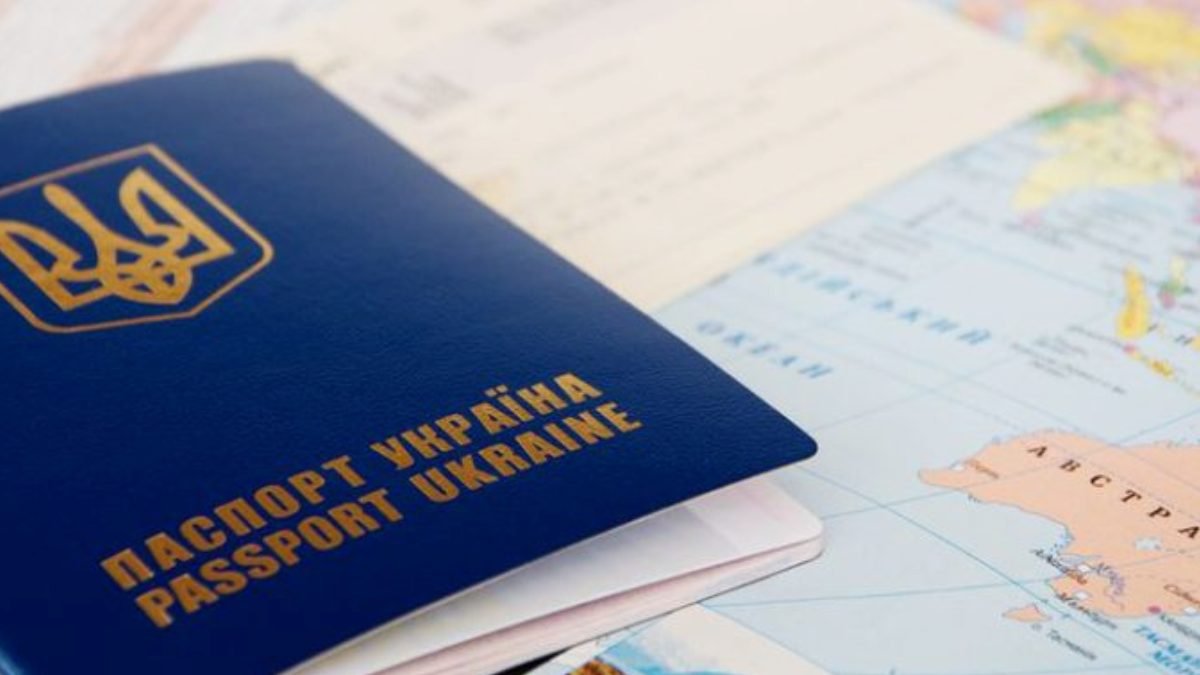 Украинцы смогут выезжать в Россию только по загранпаспортам