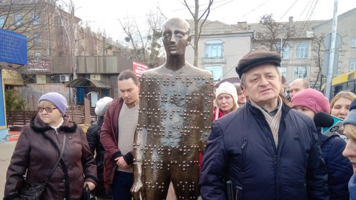 В Киеве появилась статуя незрячего человека: где она расположена
