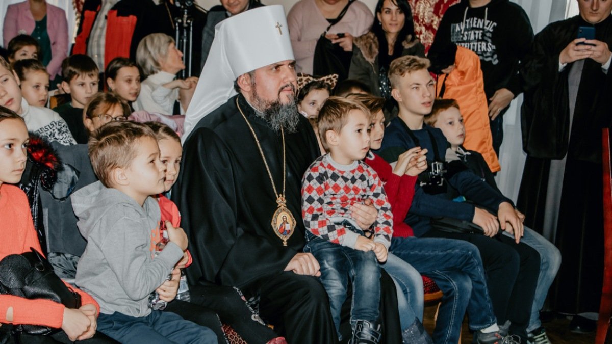 В Киеве святой Николай и "АТБ" устроили для детей волшебный праздник