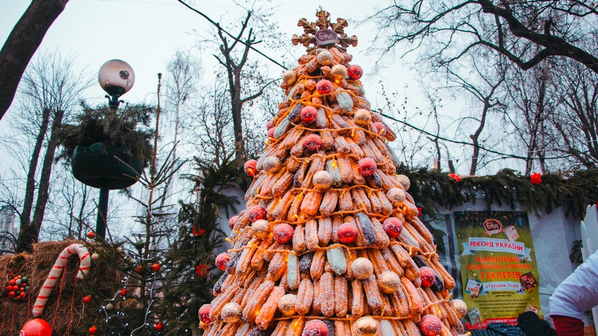 В Киеве поставили самую большую елку из эклеров и установили рекорд