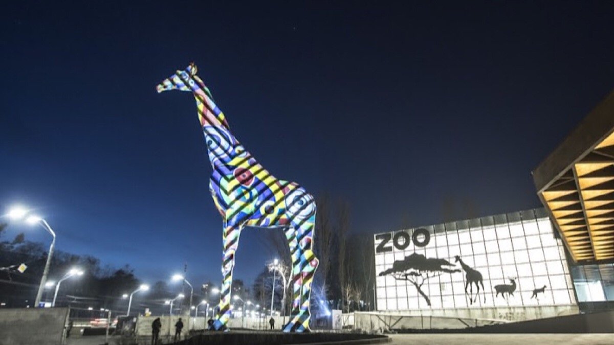Кличко показал как в Киеве подсветят 15-метрового жирафа на входе в зоопарк