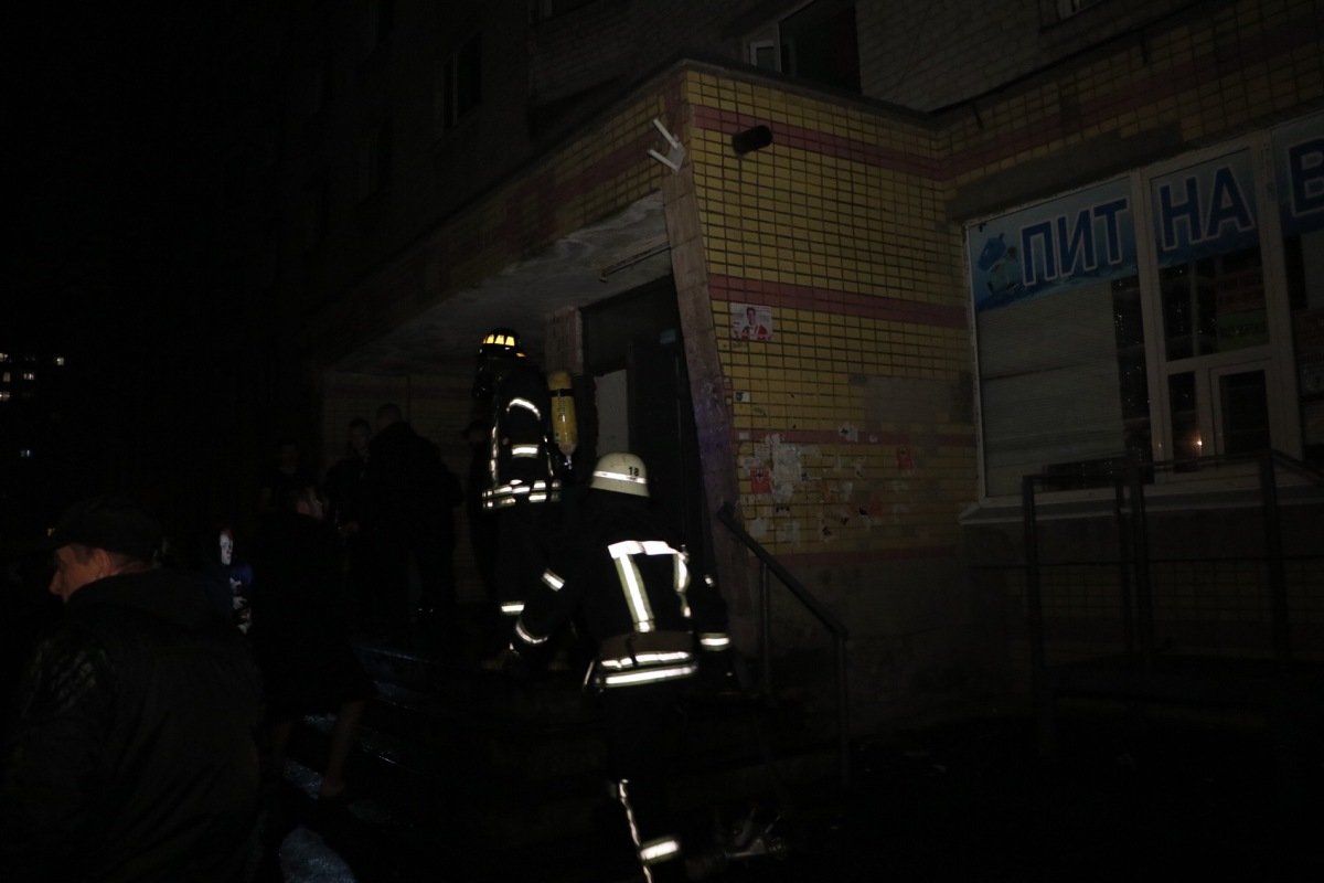 В Киеве горело общежитие НАУ: эвакуировали более 300 студентов