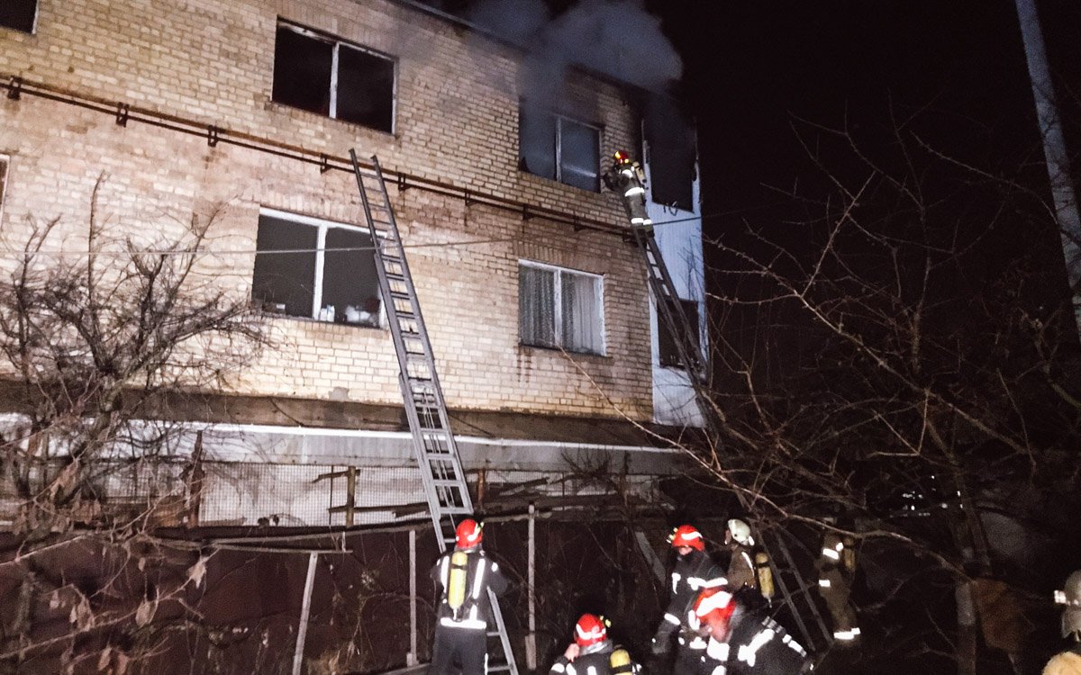 В Киеве в горящем трехэтажном доме погиб мужчина