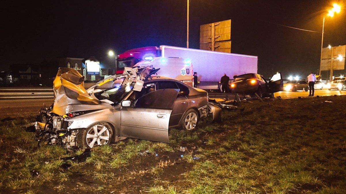 В Киеве на Кольцевой такси Bolt отправило Subaru в отбойник: легковушке сорвало крышу