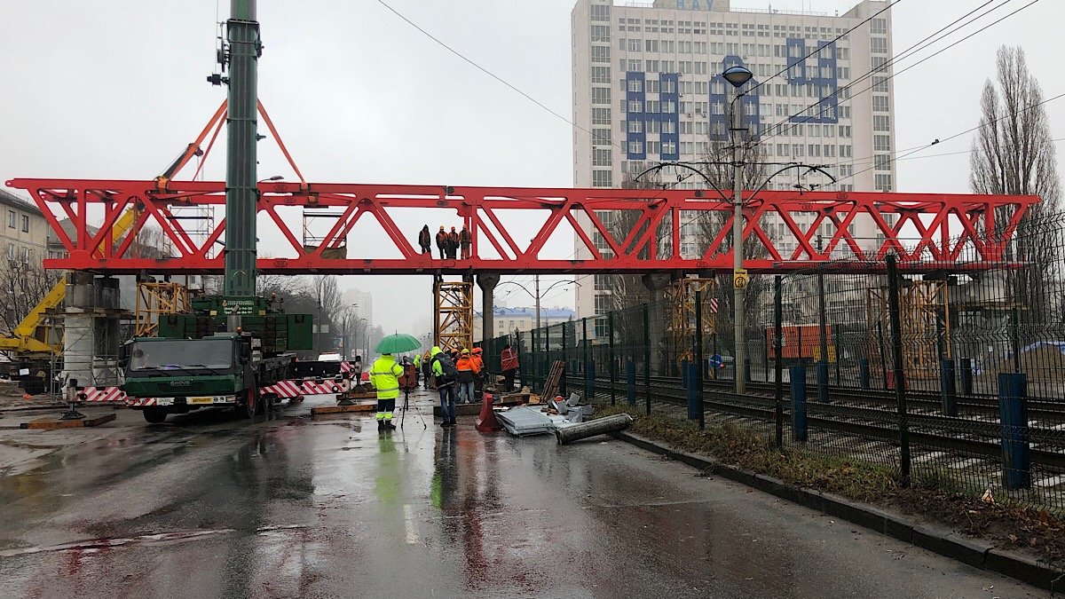 На аварийном пешеходном мосту возле НАУ закончили первую часть ремонтных работ