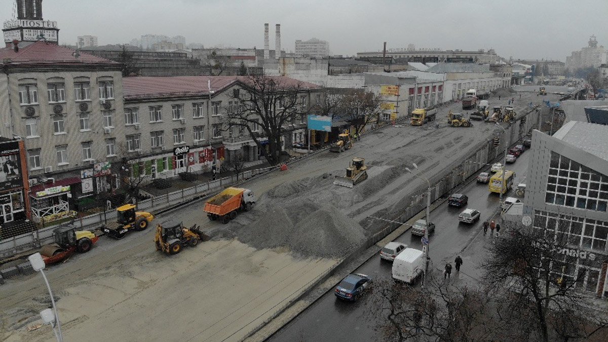 Как в Киеве на Шулявском мосту укладывают асфальт: фото с высоты