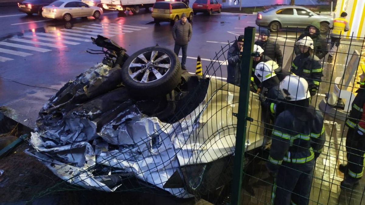 В Киеве фура столкнулась с Mitsubishi, влетела на заправку и перевернула Hyundai: видео момента аварии