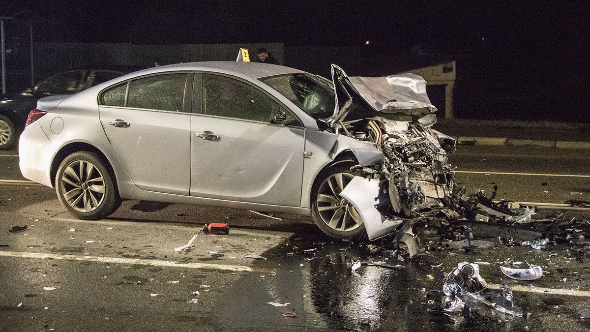 В Киеве на Столичном шоссе Hyundai лоб в лоб влетел в Opel: один человек погиб, двое пострадали