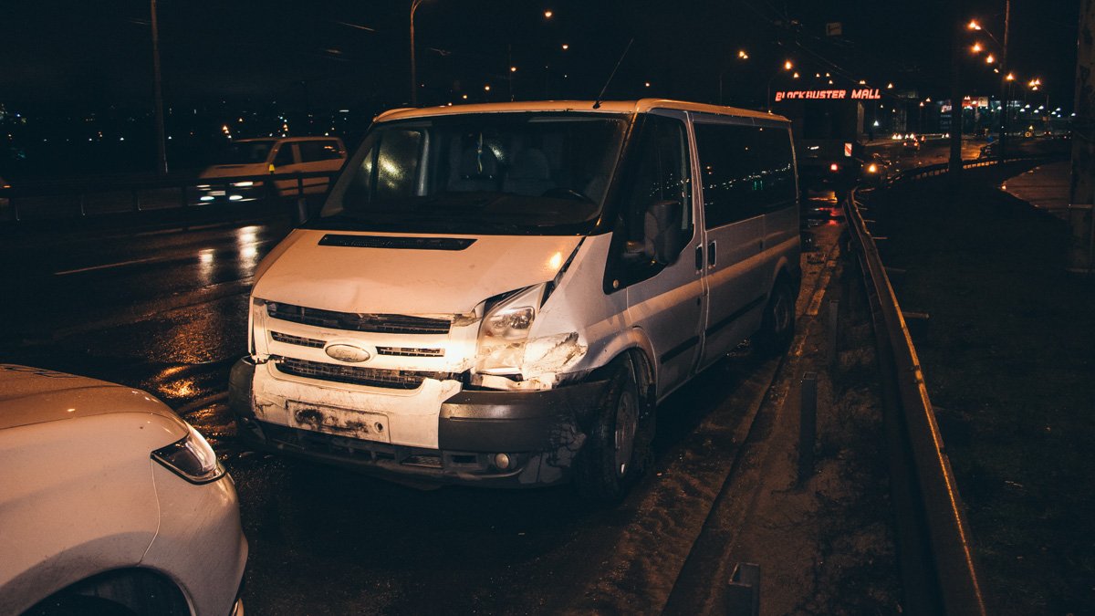 В Киеве на Северном мосту оторвался деформационный шов и отправил Ford в отбойник