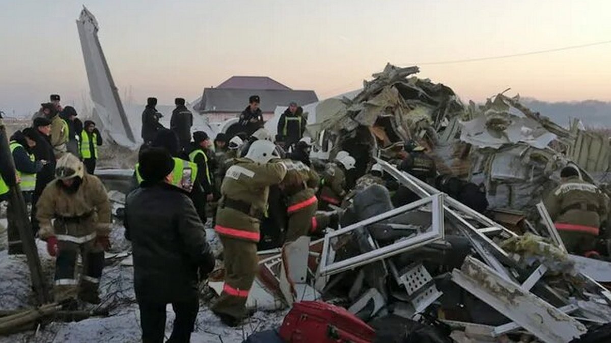 В крушении самолета в Казахстане погибли 15 человек: под обломками продолжают искать людей. Первые фото и видео