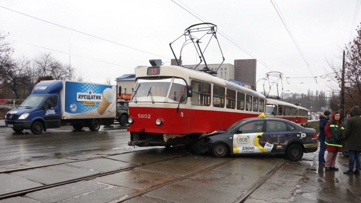 В Киеве на Берестейской такси влетело под трамвай: движение электротранспорта остановлено
