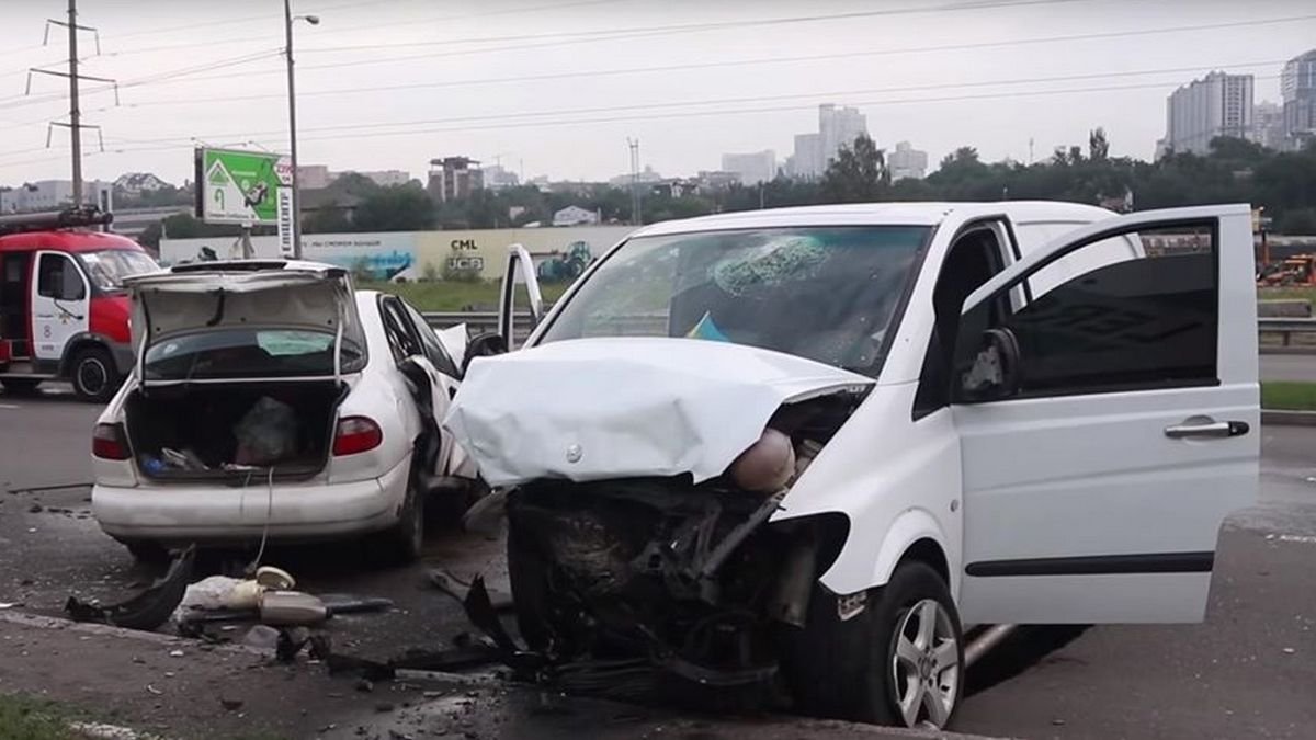 В Киеве Mercedes Vito вылетел на встречку и протаранил Daewoo: двое людей погибли, водителю объявили приговор