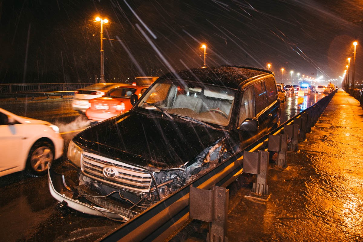 В Киеве на мосту Патона Toyota на встречной полосе протаранила Daewoo и влетела в отбойник: видео момента ДТП
