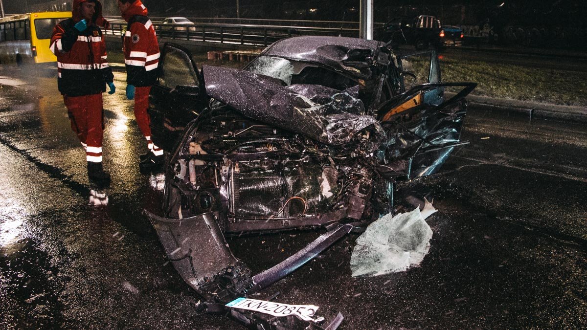 В Киеве на Надднепрянском шоссе фура влетела во встречный Mazda и раздавила водителя в легковушке