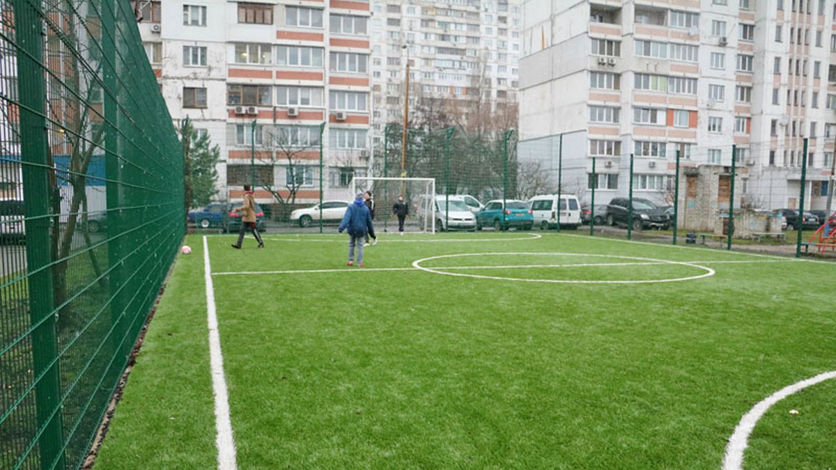 В Киеве на бульваре Вацлава Гавела открыли современное футбольное поле