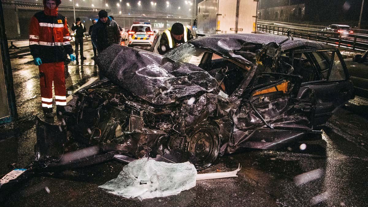 В Киеве грузовик опрокинулся на встречку и раздавил Mazda: погибший мужчина был полицейским