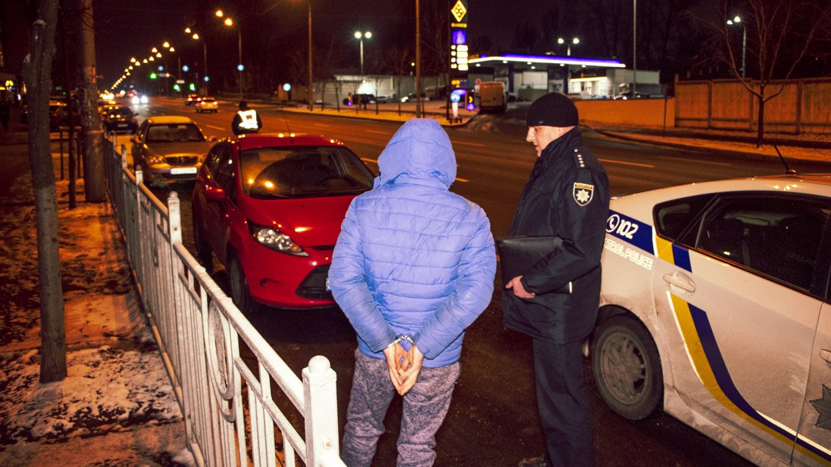 В Киеве на Голосеево пьяный мужчина порезал соседа из-за парковки и прятался от полицейских