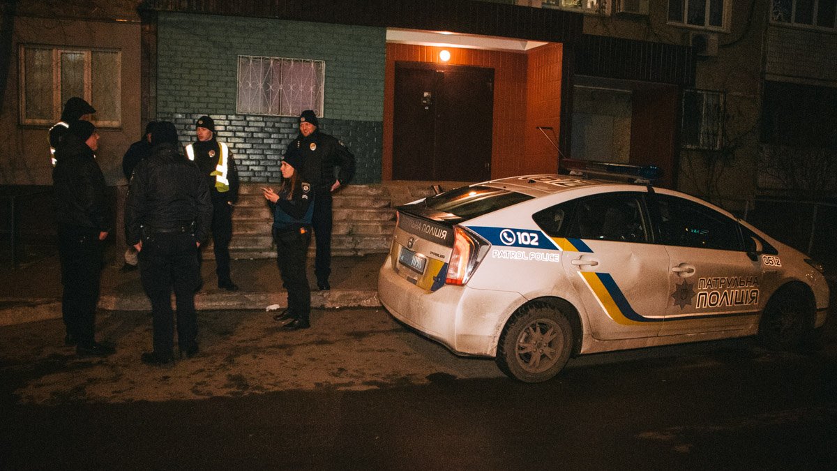 В Киеве на Троещине мужчина напал на тещу и ударил полицейского