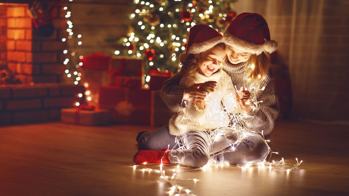 Как правильно и безопасно украсить новогоднюю елку: советы от спасателей