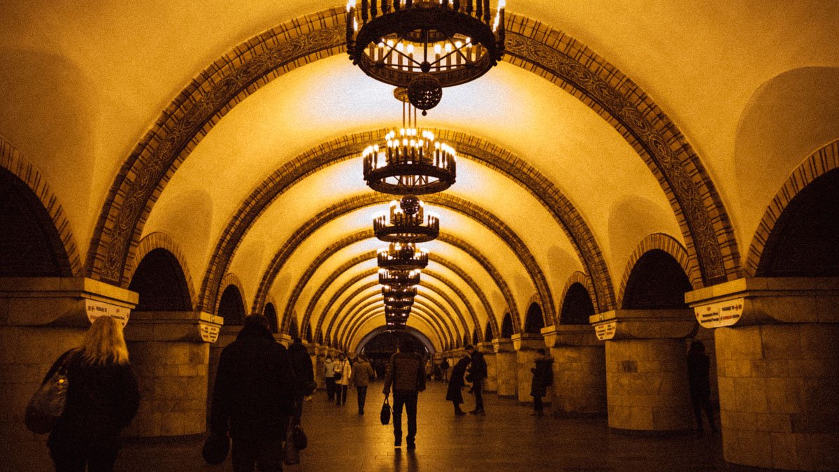 "Золотым воротам" - 30 лет: как выглядит самая красивая станция метро в день рождения