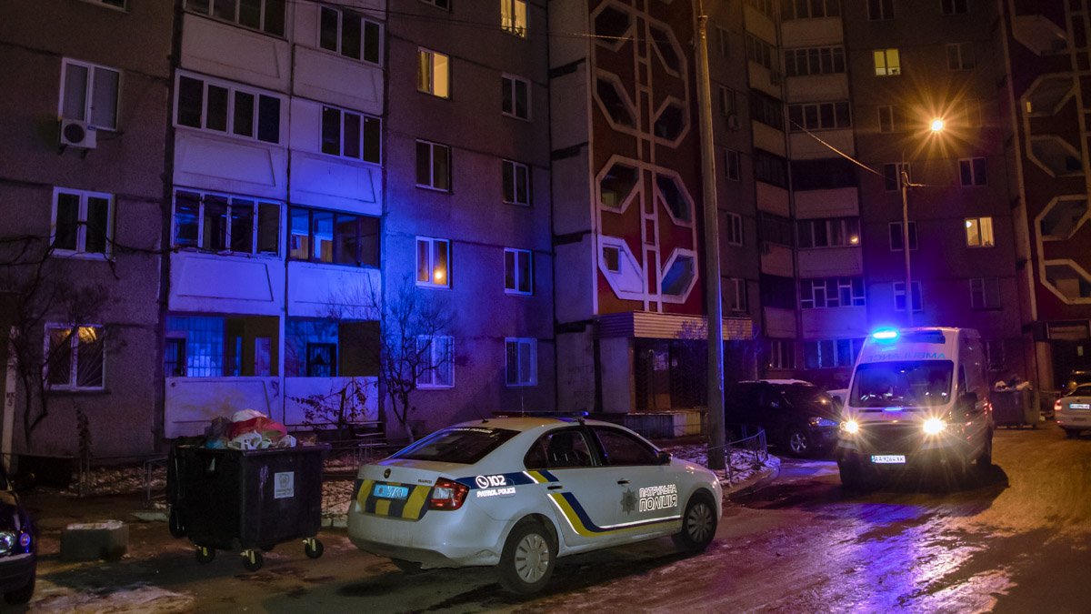 В Киеве на Академгородке девушка вешала белье и выпала из окна 13 этажа
