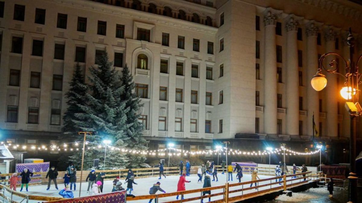 В Киеве возле Офиса президента открылся каток: что там есть