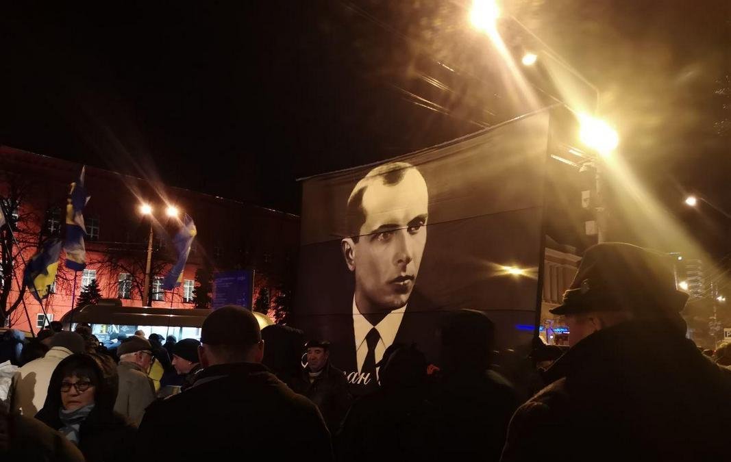 В Киеве прошел марш в честь Бандеры: сколько людей зажгли факелы и как это было