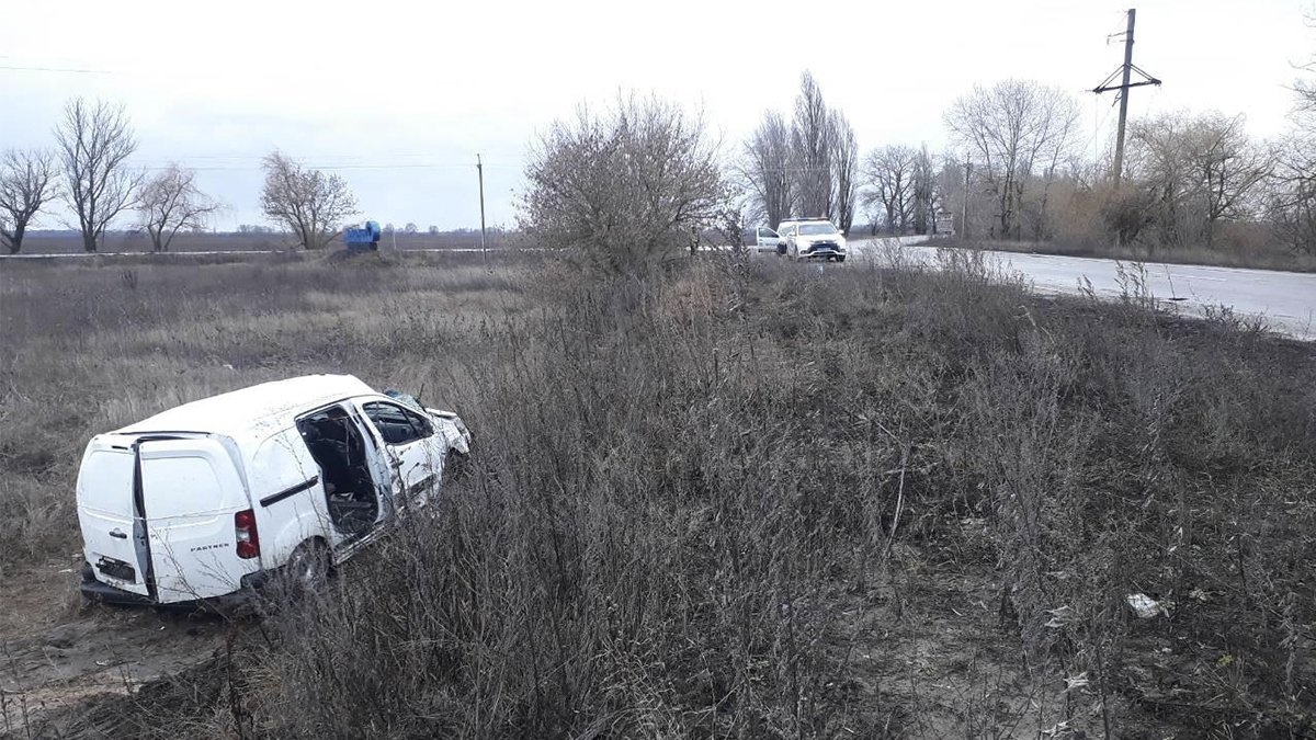 Под Киевом пьяный подросток на Peugeot вылетел в кювет и перевернулся: погибшую девочку нашли в 100 метрах